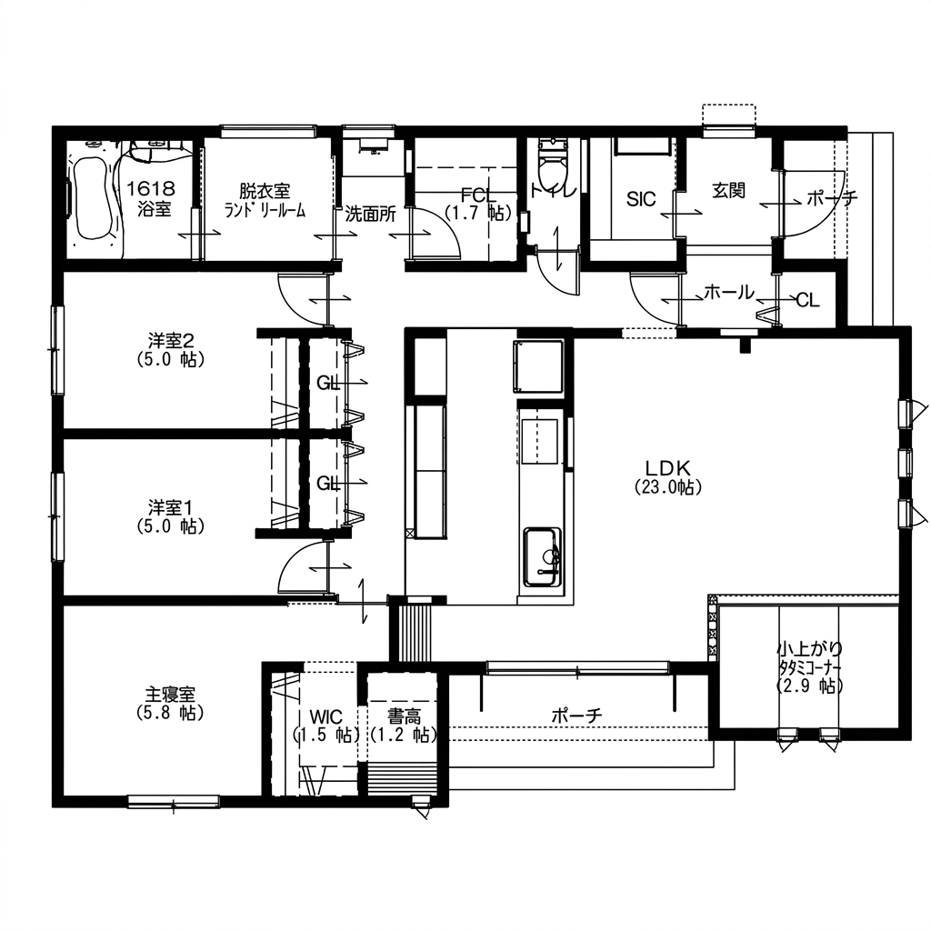 3LDK＋書斎＋タタミコーナーを備えた平屋の間取り図。
右側に玄関があり、土間収納（SIC）を完備。中央から右にかけて23帖の広大なLDKが広がり、南側には2.9帖の小上がりタタミコーナーとウッドデッキ風のポーチが隣接しています。
左側には寝室エリアが集約されており、主寝室（5.8帖）にはWIC（ウォークインクローゼット）と書斎（1.2帖）が付属。その他、5.0帖の洋室が2部屋あります。
北側には水回りが並び、脱衣室兼ランドリールームから洗面所、FCL（ファミリークローゼット）へと繋がる家事効率の良い回遊動線が特徴です。